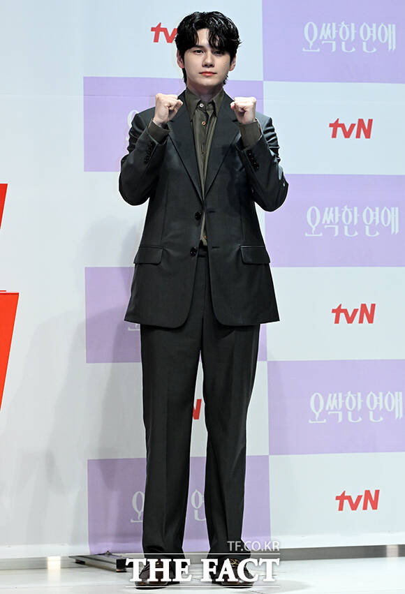 배우 옹성우, 이민수 감독, 배우 박은빈, 배우 양세종(왼쪽부터)이 14일 오후 서울 강남구 엘리에나 호텔 서울강남에서 열린 tvN 새 토일드라마 '오싹한 연애' 제작발표회에서 포즈를 취하고 있다. /박상민 기자