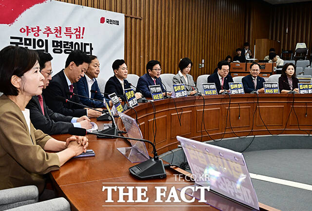 정점식 국민의힘 원내대표(가운대)가 14일 오전 서울 여의도 국회에서 열린 원내대책회의에 참석해 모두발언을 하고 있다. /국회=배정한 기자