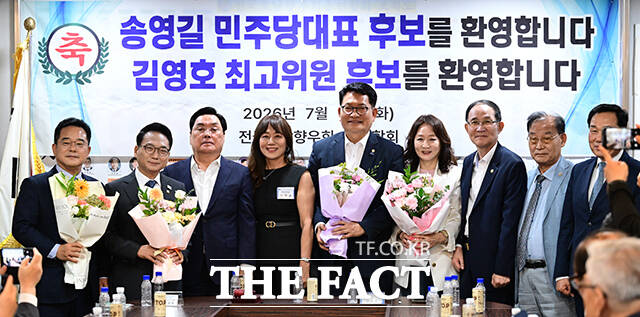 호남향우회 향해 하트 그리는 송영길 대표 후보.