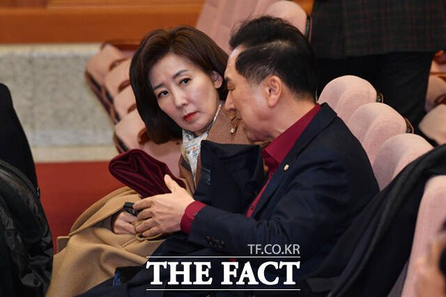 나경원·김기현 국민의힘 의원이 2월 25일 서울 종로구 헌법재판소에서 열린 윤석열 대통령 탄핵심판 마지막 변론을 참관하기 위해 자리하고 있다. /사진공동취재단