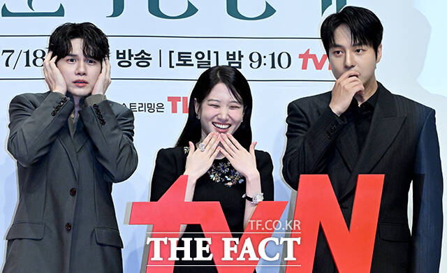 배우 박은빈(가운데)이 14일 오후 서울 강남구 엘리에나 호텔 서울강남에서 열린 tvN 새 토일드라마 '오싹한 연애' 제작발표회에서 배우 옹성우(왼쪽)의 포즈를 보고 웃음을 터뜨리고 있다. /박상민 기자