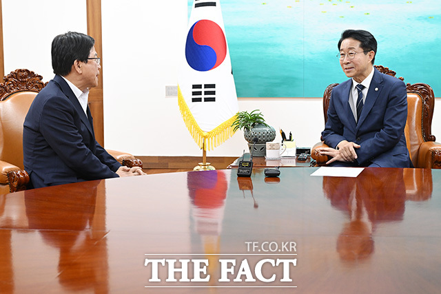 최교진 교육부 장관 만난 조정식 국회의장(오른쪽).