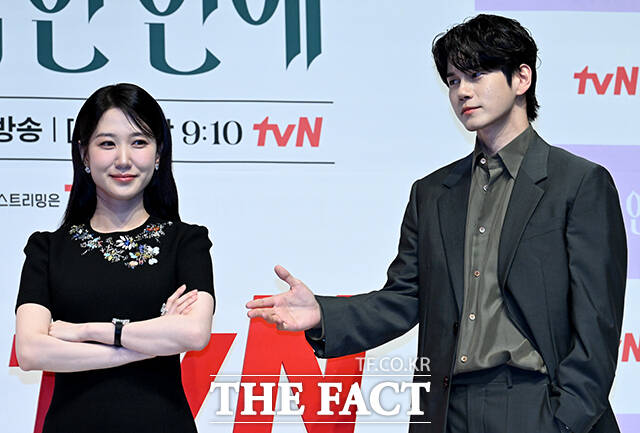 배우 옹성우, 이민수 감독, 배우 박은빈, 배우 양세종(왼쪽부터)이 14일 오후 서울 강남구 엘리에나 호텔 서울강남에서 열린 tvN 새 토일드라마 '오싹한 연애' 제작발표회에서 포즈를 취하고 있다. /박상민 기자