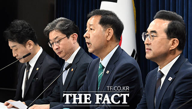 구윤철 부총리 겸 재정경제부 장관(가운데)이 14일 오후 서울 종로구 정부서울청사에서 하반기 경제성장전략 관계 부처 합동 브리핑을 하고 있다. /임영무 기자