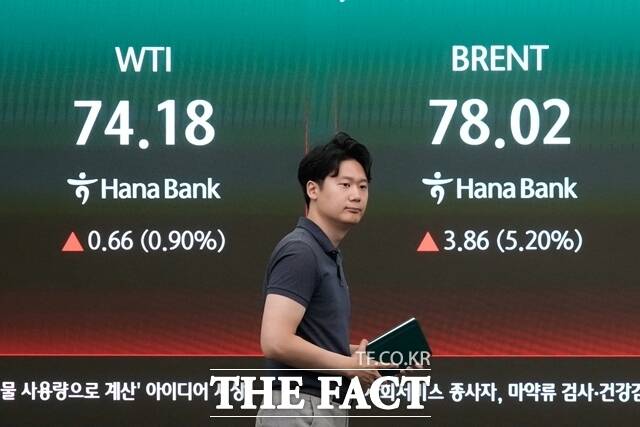 지난 9일 서울 하나은행 본점에 국제유가 등락 정보가 출력되고 있다. /AP. 뉴시스