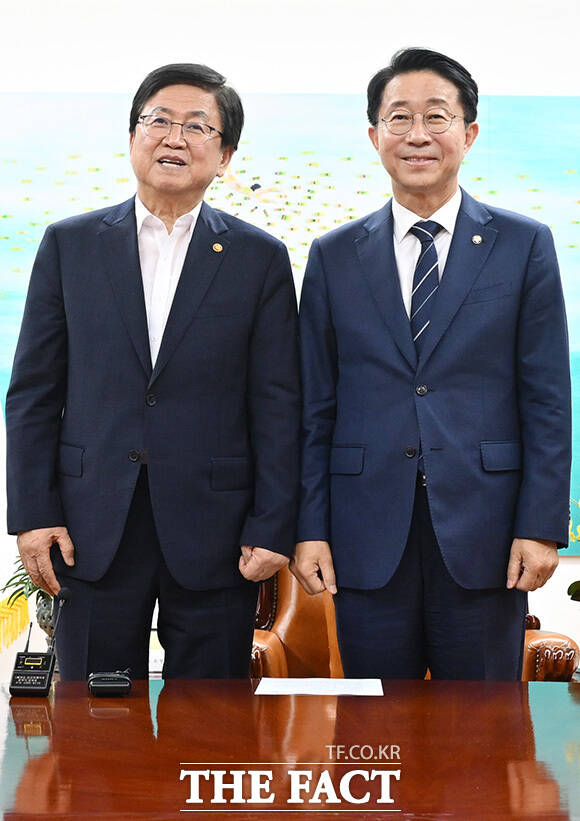 최교진 교육부 장관 만난 조정식 국회의장(오른쪽).