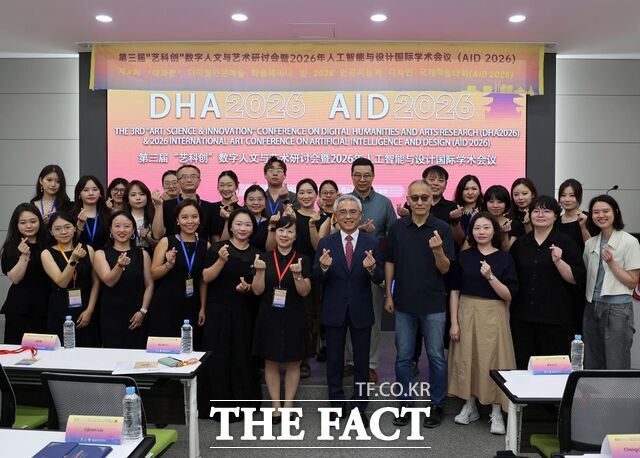 14일 목원대학교 코스모스홀에서 열린 '2026 인공지능과 디자인 국제학술대회(AID 2026)'에 참석한 한·중·홍콩 연구자들이 기념촬영을 하고 있다. /목원대