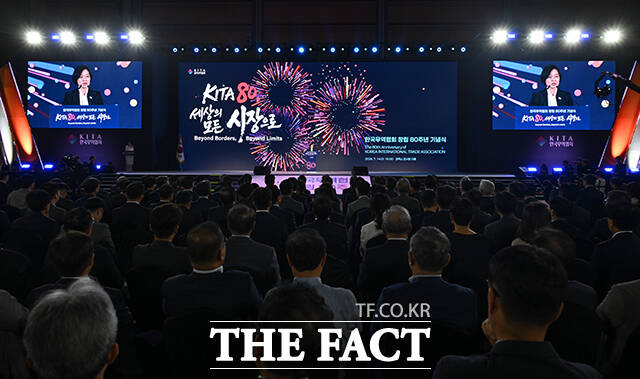 이날 참석한 내빈들이 박수를 치고 있다. 앞줄 오른쪽부터 여한구 산업통상부 통상교섭본부장, 한성숙 국무총리, 윤진식 한국무역협회장, 반기문 반기문재단 이사장, 김현기 강남구청장, 류진 한국경제인협회장, 손경식 한국경영자총협회장, 김기문 중소기업중앙회장, 최진식 한국중견기업연합회장.