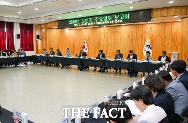 부여군이 13일 여성문화회관에서 이용우 군수를 비롯한 간부 공무원들이 참석한 가운데 주요업무 보고회를 열고 있다. /부여군