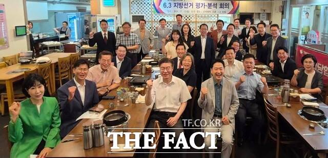 장동혁 국민의힘 대표(가운데)가 12일 국민의힘 원외 당협위원장 모임 '굿프렌드(GF)'가 주최한 '6·3 지방선거 평가 및 분석 회의'에 참석했다. /독자 제공