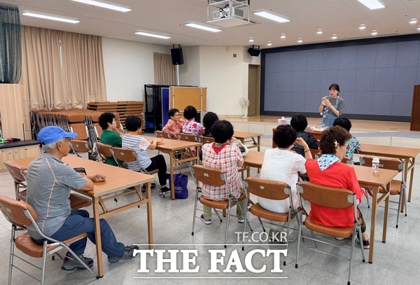대덕구노인종합복지관 제2분관 북부노인복지관 '선배시민-대덕향길 봉사단' 참여자 15명이 13일 친환경 공예물품을 직접 제작해 전달하는 나눔 활동을 펼치고 있다. /대덕구노인종합복지관