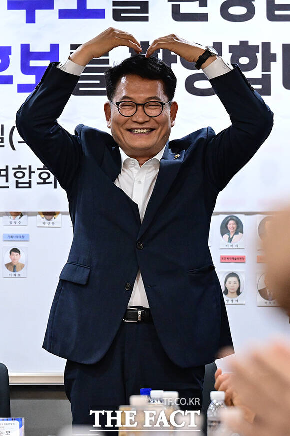 호남향우회 향해 하트 그리는 송영길 대표 후보.