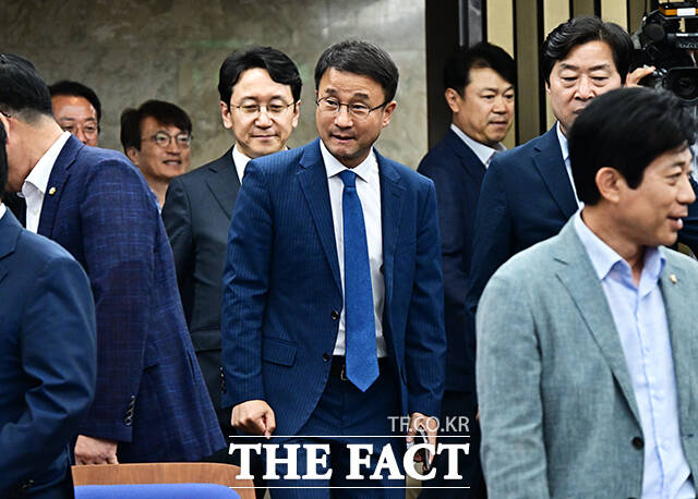 의원총회 참석하는 한병도 당대표 직무대행 겸 원내대표.