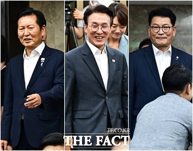 정청래 더불어민주당 전 대표와 김민석 전 국무총리, 송영길 의원(왼쪽부터)이 14일 오후 서울 여의도 국회에서 열린 의원총회에 참석하고 있다. /국회=배정한 기자