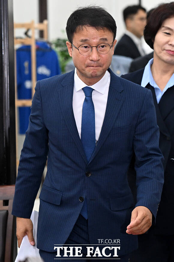 원내대책회의에서 발언하는 한병도 더불어민주당 당대표 직무대행 겸 원내대표(가운데).