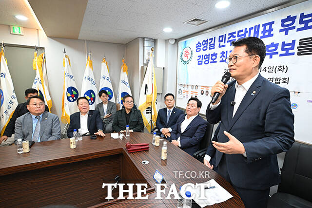 호남향우회 향해 하트 그리는 송영길 대표 후보.
