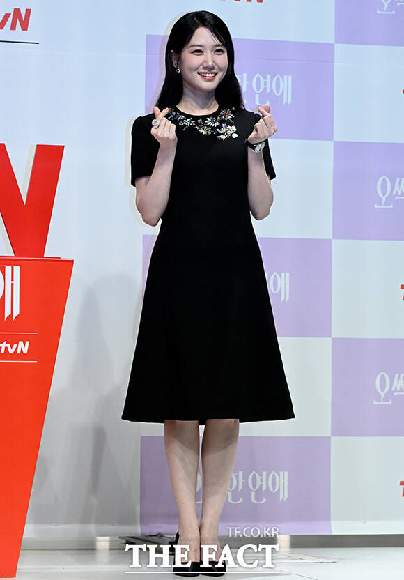 배우 옹성우, 이민수 감독, 배우 박은빈, 배우 양세종(왼쪽부터)이 14일 오후 서울 강남구 엘리에나 호텔 서울강남에서 열린 tvN 새 토일드라마 '오싹한 연애' 제작발표회에서 포즈를 취하고 있다. /박상민 기자