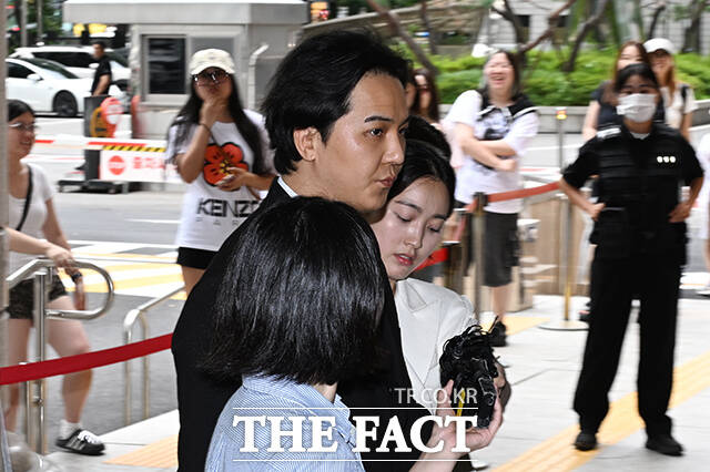 ‘부실복무‘ 의혹을 가진 그룹 위너의 송민호가 14일 오후 서울서부지방법원에서 열린 사회복무요원 복무 당시 관리 책임자 이 씨의 재판에 증인으로 출석하고 있다. /김성렬 기자