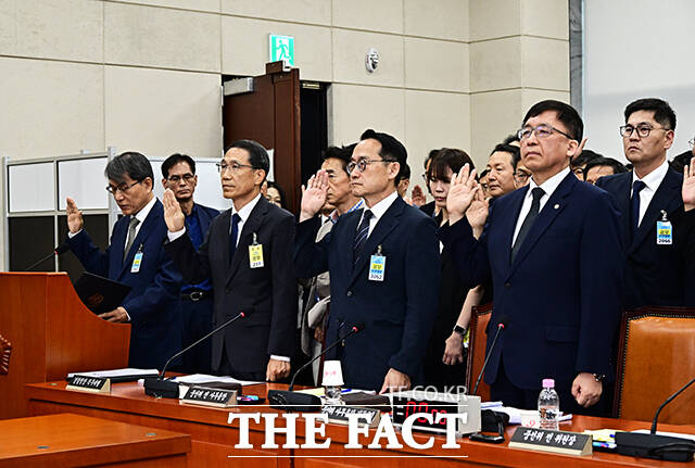 노태악 전 중앙선관위원장과 유재성 경찰청장 직무대행, 허철훈 전 중앙선관위 사무총장, 강동완 중앙선관위 사무총장 직무대리(왼쪽부터)가 14일 오전 서울 여의도 국회에서 열린 '투표용지 부족사태 등 국민 참정권 침해 진상규명 및 선거관리 개혁을 위한 국정조사특별위원회' 제1차 청문회에 참석해 증인선서를 하고 있다.