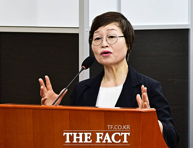 질의에 답변하는 조현옥 중앙선관위 진상규명위원장.