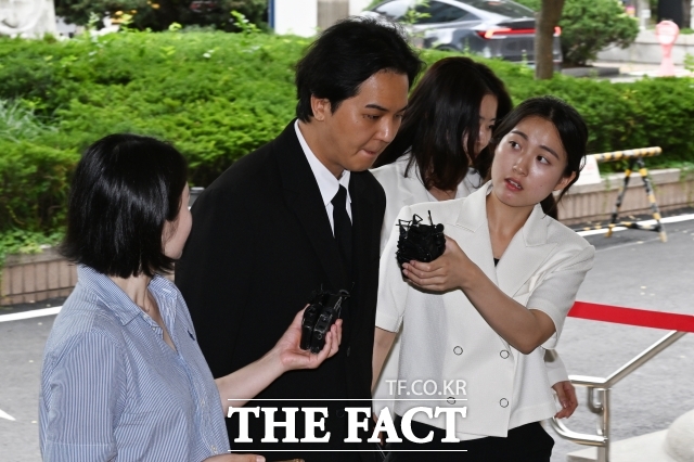 서울서부지법 형사10단독 성준규 판사는 14일 오후 병역법 위반 혐의로 송 씨와 함께 재판에 넘겨진 마포구 주민편익시설 복무 관리 책임자 이모 씨의 3차 공판을 열었다. 이날 증인으로 출석한 송 씨는 검찰의 '이 씨가 정상적으로 근태 관리를 했다면 장기간 무단결근은 불가능했을 것'이라는 지적에