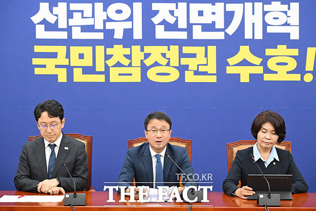 원내대책회의에서 발언하는 한병도 더불어민주당 당대표 직무대행 겸 원내대표(가운데).