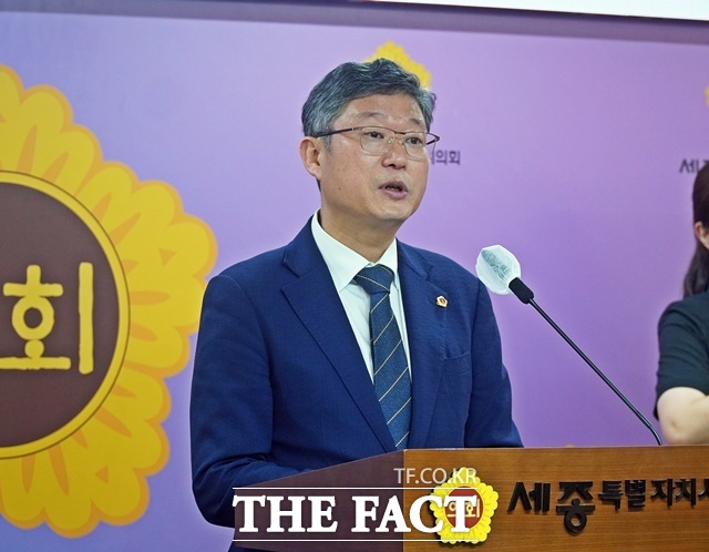 안신일 세종시의회 의장이 14일 청사 대회의실에서 제108회 임시회 의정브리핑을 하고 있다. /김형중 기자