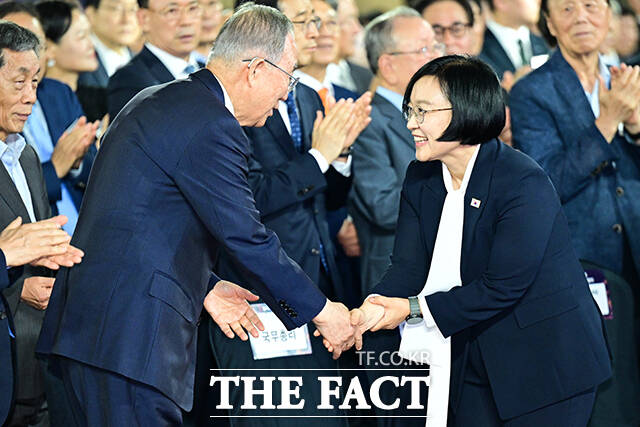 이날 참석한 내빈들이 박수를 치고 있다. 앞줄 오른쪽부터 여한구 산업통상부 통상교섭본부장, 한성숙 국무총리, 윤진식 한국무역협회장, 반기문 반기문재단 이사장, 김현기 강남구청장, 류진 한국경제인협회장, 손경식 한국경영자총협회장, 김기문 중소기업중앙회장, 최진식 한국중견기업연합회장.