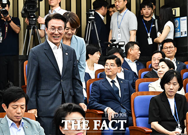 환한 미소 지으며 회의장 들어서는 김민석 전 국무총리.