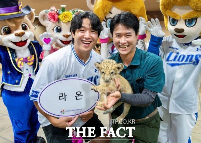 삼성라이온즈 양창섭 선수가 12일 에버랜드에서 아기 사자와 만나 기념 촬영을 하고 있다. /에버랜드