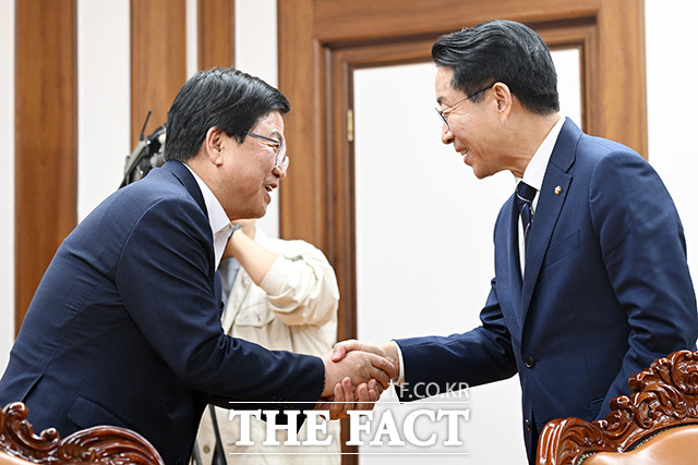최교진 교육부 장관 만난 조정식 국회의장(오른쪽).