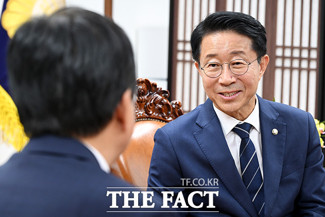 최교진 교육부 장관 만난 조정식 국회의장(오른쪽).