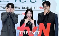  옹성우의 오싹한 포즈에 '빵 터진' 박은빈 [TF사진관]