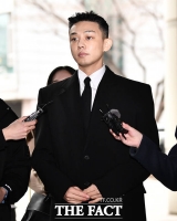  '마약 집행유예' 유아인, '호프' VIP 시사회서 포착