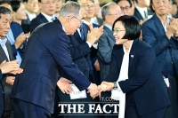  반기문 이사장과 인사하는 한성숙 총리 [포토]