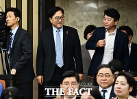  오랜만에 의원총회 참석한 우원식 전 국회의장 [포토]