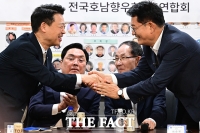  악수하는 송영길·김영호 [포토]