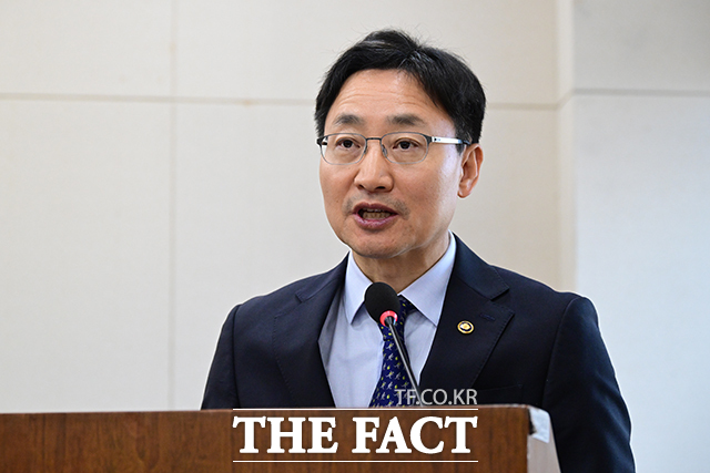 임광현 국세청은 15일 청와대 영빈관에서 열린 부처 업무보고에서 △국세외수입 통합징수 △체납관리 혁신 조세정의 확립 △포용적 민생지원 △국세행정 AI 대전환 등 5대 핵심과제를 추진하겠다고 밝혔다. /더팩트 DB