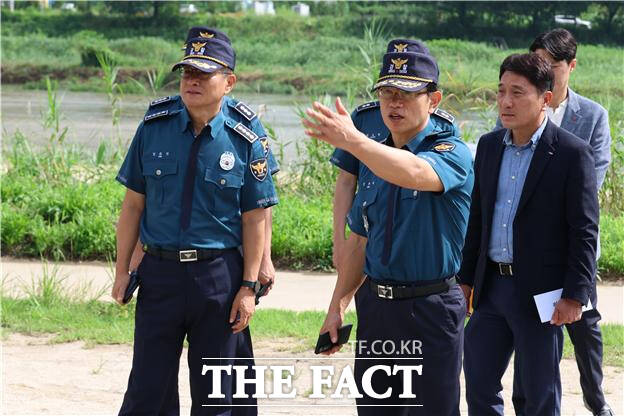 김원태 경북경찰청장이 15일 영주시 풍기읍 성내리 남원천변 70대 남성 실족 사고 현장을 점검하고 있다. /경북경찰청