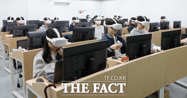 학생들이 VR(가상현실) 헤드셋을 착용한 채 AI·XR(확장현실) 기반 실습 교육에 참여하며 실감형 콘텐츠를 체험하고 있다. 이번 교육은 제조 AI와 디지털전환(AX) 시대를 이끌 실무형 AI 전문 인력 양성 과정의 일환으로 진행됐다. /구미시