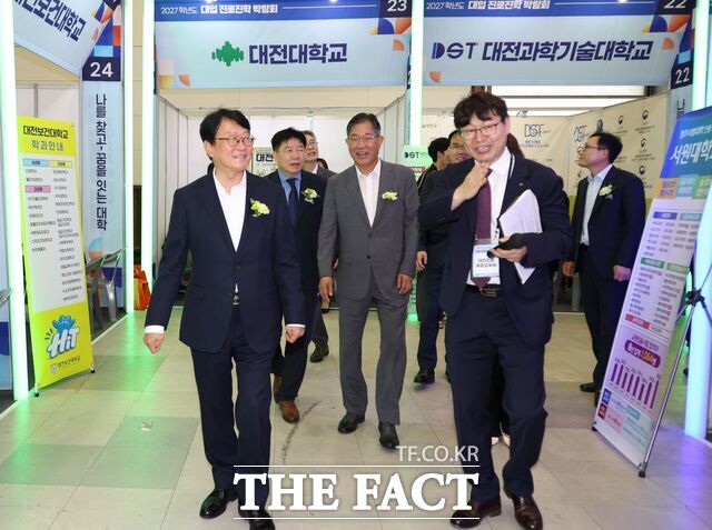 2027학년도 대입 진로진학 박람회 개회식에 참가한 오석진 대전교육감을 비롯한 관계자들이 주요 대학 상담 부스를 둘러보고 있다. /대전시교육청