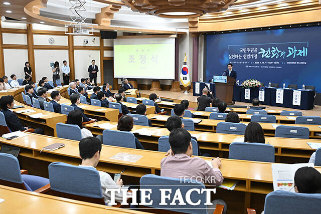 제헌 78주년 기념 학술대회에 참석해 기념촬영 하는 고용진 국회사무총장과 조정식 국회의장, 남인순 국회부의장(앞줄 왼쪽 세 번째부터) 및 참석자들.