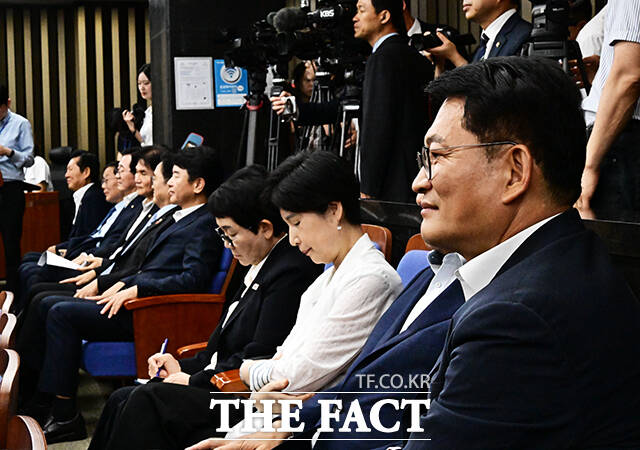 지난 14일 국회에서 열린 의원총회에 참석한 송영길 더불어민주당 의원. /배정한 기자