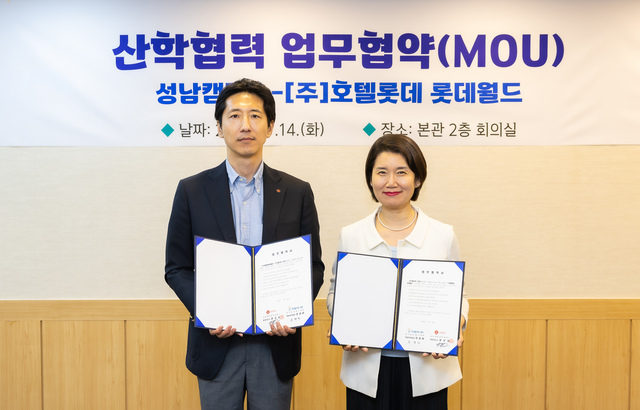롯데월드는 한국폴리텍대학과 어트랙션정비 분야 전문인력을 양성한다. 학생들이 8주간 인턴십을 통해 어트랙션 정비의 체험 기회를 제공하고, 정규직 채용 기회도 마련한다. /롯데월드
