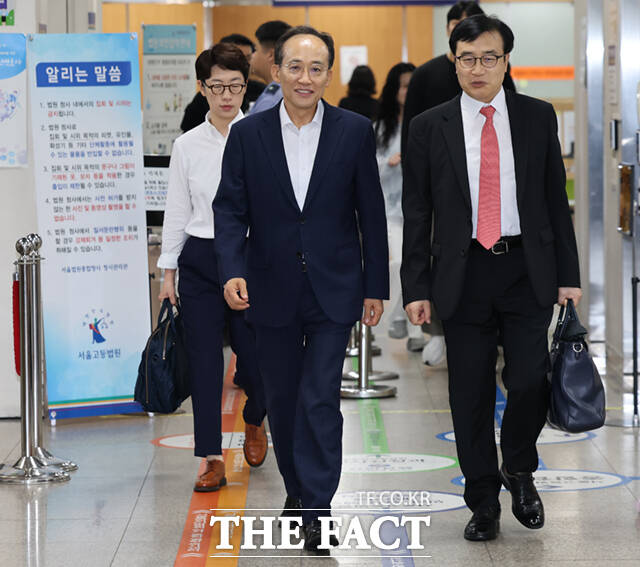 12·3 비상계엄 당시 국회의 계엄 해제 표결을 방해한 혐의를 받는 추경호 대구시장이 15일 서울 서초구 서울중앙지방법원에서 열린 내란중요임무종사 혐의 7차 공판에 출석하고 있다. /이새롬 기자