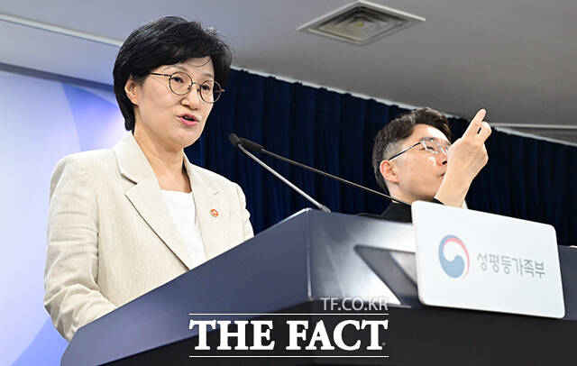 원민경 성평등가족부 장관이 15일 오후 서울 종로구 정부서울청사에서 2026년 하반기 업무보고 사전브리핑을 하고 있다. /임영무 기자