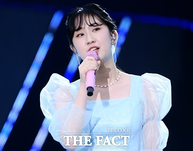 해병대에서 복무 중인 정동원의 최근 근황이 공개돼 팬들의 뜨거운 관심이 쏟아졌다. 군복을 단정하게 갖춰 입은 채 밝은 미소와 함께 힘찬 경례를 하는 모습은 많은 이들의 시선을 사로잡았다. /유튜브 '동원랜드' 캡처