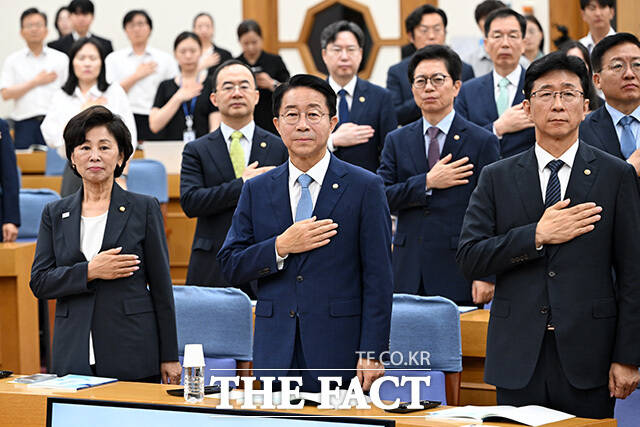 제헌 78주년 기념 학술대회에 참석해 기념촬영 하는 고용진 국회사무총장과 조정식 국회의장, 남인순 국회부의장(앞줄 왼쪽 세 번째부터) 및 참석자들.