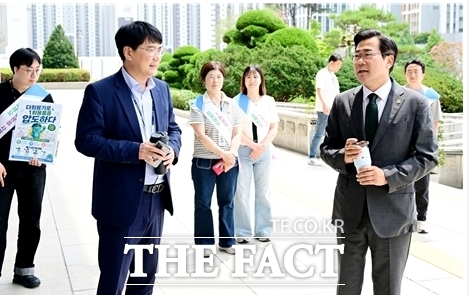 박찬대 인천시장이 3일 시청 중앙현관에서 직원들과 일회용품 제로(Zero) 공공청사 만들기 캠페인을 펼치고 있다. /인천시