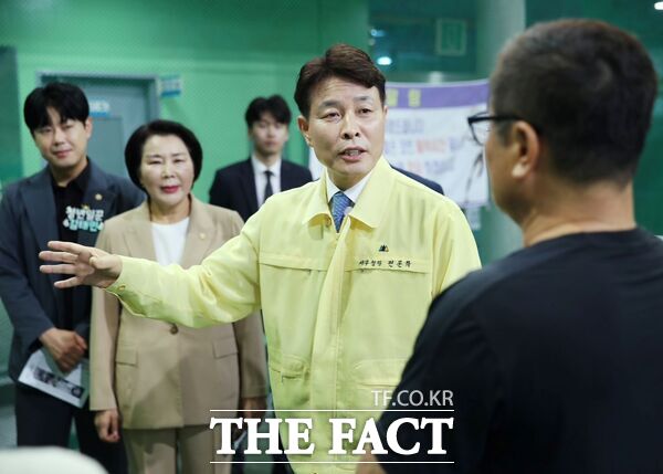 전문학 대전시 서구청장이 15일 아침 오량실내테니스장 시설 개선 현장을 점검하고 있다. /대전 서구